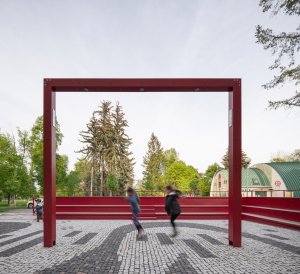 Kulturní prostor před ZUŠ Pečky od Alžběty P. Brůhové: Mozaika má název "Had potkává zebru" a byla navržena speciálně pro Pečky