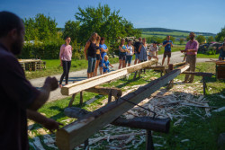 V rámci festivalu je možné se zúčastnit workshopu tesání trámů s odborným výkladem.