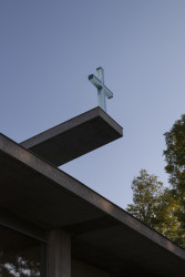 Skleněný kříž od Václava Ciglera na kostele Církve bratrské v Litomyšli