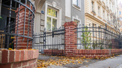 Cihelné zídky postavené z tradičních cihel z Cihelny Kadaň vytváří reprezentativní vstupní prostor, ladící s architekturou domu.