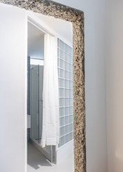 Detail průřezu v panelu (Rekonstrukce bytu v panelovém domě v Praze na Gutovce; P2P.)