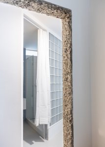 Detail průřezu v panelu (Rekonstrukce bytu v panelovém domě v Praze na Gutovce; P2P.)
