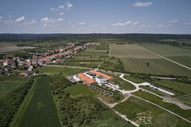 Jakub Cigler Architekti proměnili bývalý areál JZD na zážitkové vinařství s ubytováním