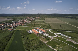 Jakub Cigler Architekti proměnili bývalý areál JZD na zážitkové vinařství s ubytováním