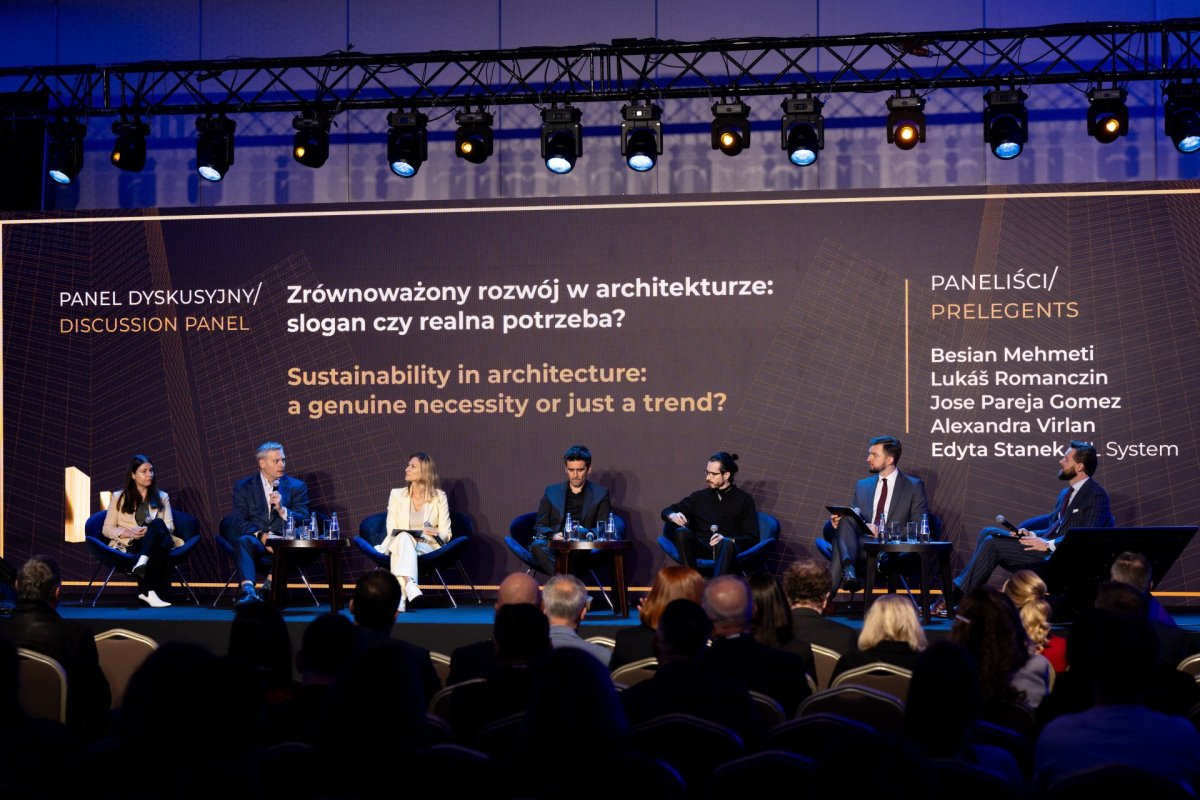 Galavečeru předcházela mezinárodní konference ze série „Future Builders“ zaměřená na klíčové otázky v architektuře a stavebnictví, kterou diváky provedli renomovaní architekti z Polska i zahraničí.