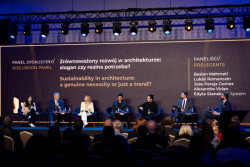 Galavečeru předcházela mezinárodní konference ze série „Future Builders“ zaměřená na klíčové otázky v architektuře a stavebnictví, kterou diváky provedli renomovaní architekti z Polska i zahraničí.