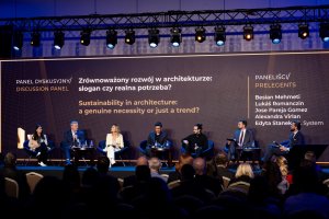 Galavečeru předcházela mezinárodní konference ze série „Future Builders“ zaměřená na klíčové otázky v architektuře a stavebnictví, kterou diváky provedli renomovaní architekti z Polska i zahraničí.