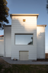 Rekonstrukce mateřské školy Polánka, ateliér CL3: Utváří ji schodišťová věž, jejíž stěnu nechali architekti prolomit velkoformátovým oknem