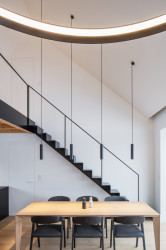 Kuchyně. (Přízemní dům s fasádou z opalovaného dřeva; Luni architekti)