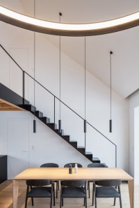 Kuchyně. (Přízemní dům s fasádou z opalovaného dřeva; Luni architekti)