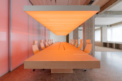 Sedmimetrový dřevěný stůl se světelným boxem v dokonalé symetrii (Kreativní studio v socialistických prostorech; Absurd Studio)