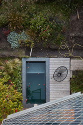 Rekonstrukce domu v Jindřichově Hradci od Matěje Šebka a Martina Petříka: K domu přiléhá také malá zahrada, vstoupit se do ní dá z přízemí.