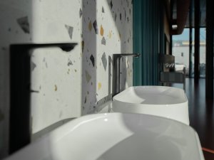Mjölk architekti ve spolupráci s interiérovou designérkou Jitkou Třmínkovou navrhli jídelnu děčínské firmy RYKO.