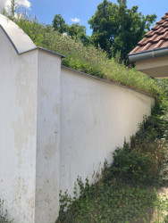 Sklípek Modrák nelze ve vinné uličce minout – škoda, že se někdo s okolních majitelů nenechal citlivou rekonstrukcí inspirovat. Foto: Klára Koldová