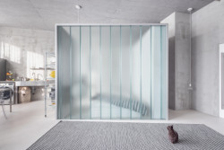 Slovenští architekti Richard Kilo a Matej Honč zrekonstruovali byt v původním kancelářském domě v Bratislavě