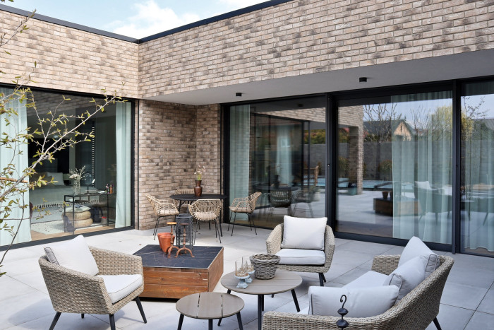 Bungalov s šedivým cihelným páskem na fasádě. Ten je podle majitelů pěkný i praktický na údržbu.