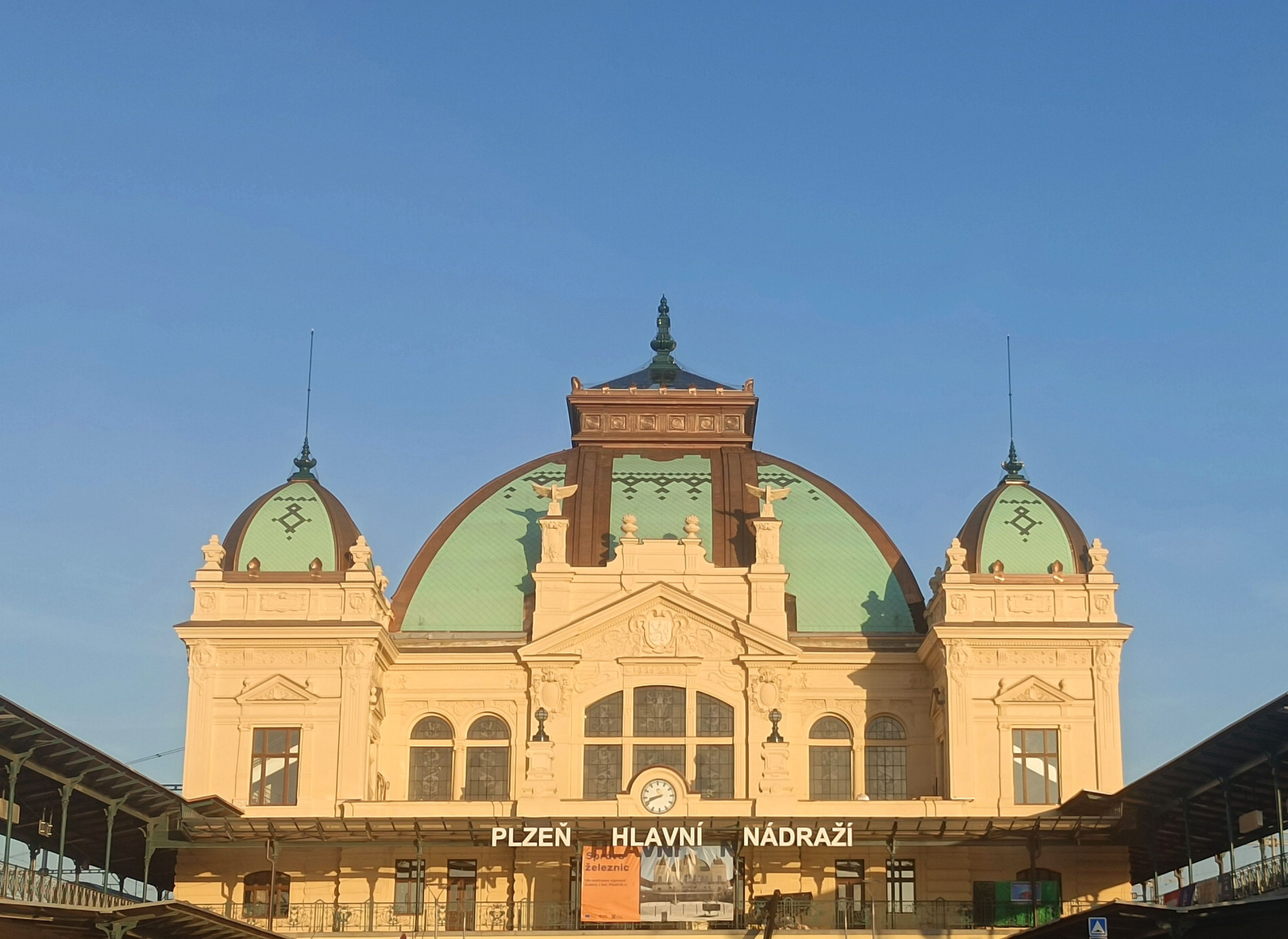 Budova hlavního vlakového nádraží Plzeň z roku 1908 po celkové rekonstrukci v roce 2024