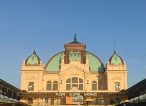 Budova hlavního vlakového nádraží Plzeň z roku 1908 po celkové rekonstrukci v roce 2024