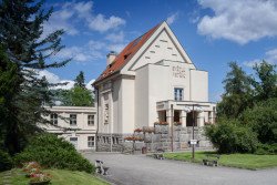 Budova krematoria v Plzni