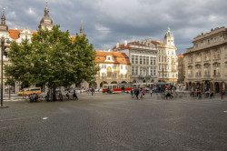 V koncentrovaném městě je důležité mít prázdný prostor, kde si odpočineme od zdí. Na to, aby své místo pro odpočinek měli i lidé malostranští, se nadřelo hodně architektů i nearchitektů. Místo parkoviště tak vznikl prostor pro lidi a jejich život. / Malostranské náměstí, Praha – foto
