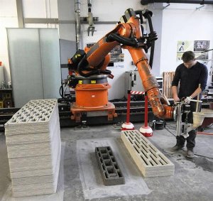 Obr. 30: Ukázka tisku vytlačováním cementové malty tiskárnou s využitím šestiosého průmyslového robota, TU Mnichov, Německo,
