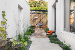 Iveta Langerová architekti navrhli rekonstrukci pražského rodinného domu, který se otevírá zeleni