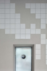 K vytvoření nástěnných motivů použili architekti jimi oblíbené dlaždice české značky RAKO. (Rakin Seafood Bar; NEUHÄUSL HUNAL David Neuhäusl, Matěj Hunal)