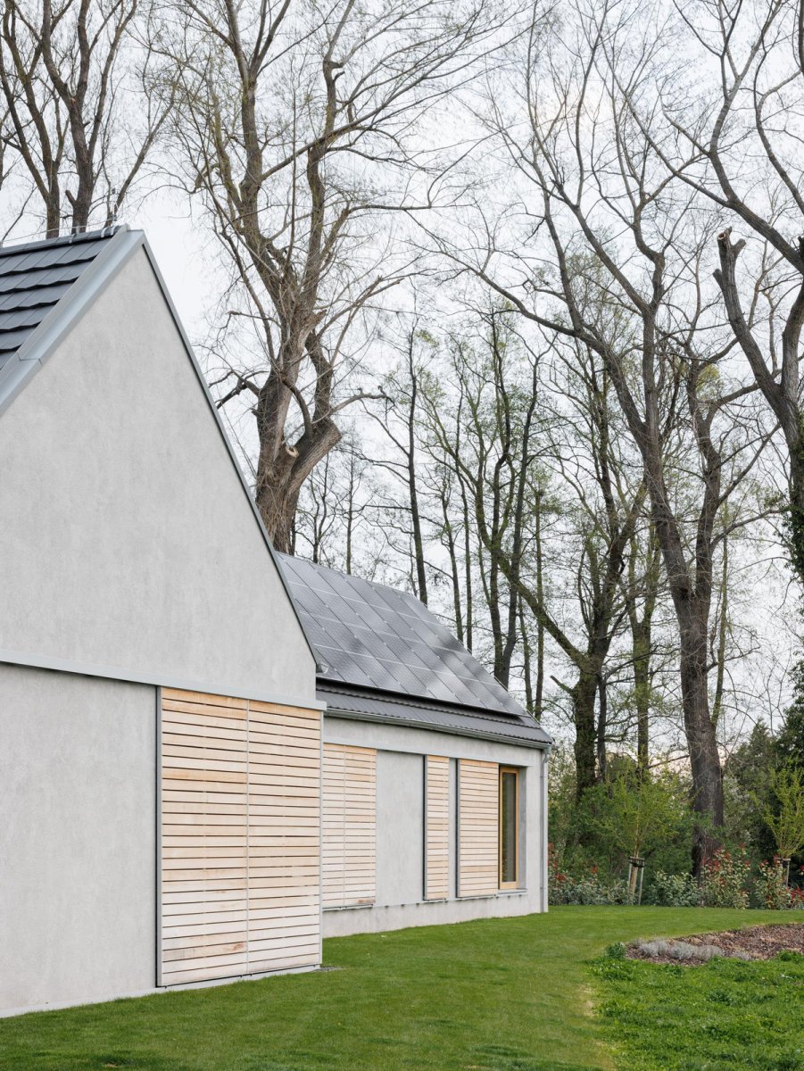 Vnější stínění dřevěnými okenicemi. (Dům u vinohradu, ARCHITEKTI mikulaj & mikulajová )