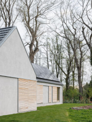 Vnější stínění dřevěnými okenicemi. (Dům u vinohradu, ARCHITEKTI mikulaj & mikulajová )