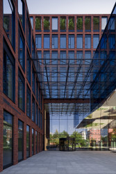 V Gdaňsku vyrostla administrativní budova s cihlovou fasádou navržená architekty Marcinem Woyciechowskim, Tomaszem Piechotou a Radosławem Orłowskim