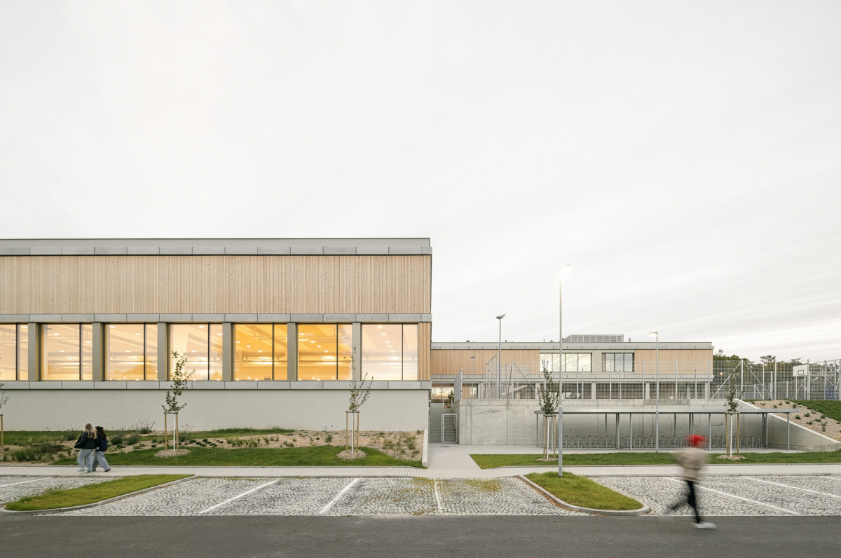 Před školou mohou parkovat auta i kola. (Nová škola LOŠBATES; SOA architekti)