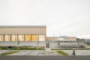 Před školou mohou parkovat auta i kola. (Nová škola LOŠBATES; SOA architekti)