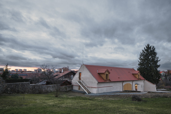 Bývalá farní stodola se proměnila ve farní centrum. 