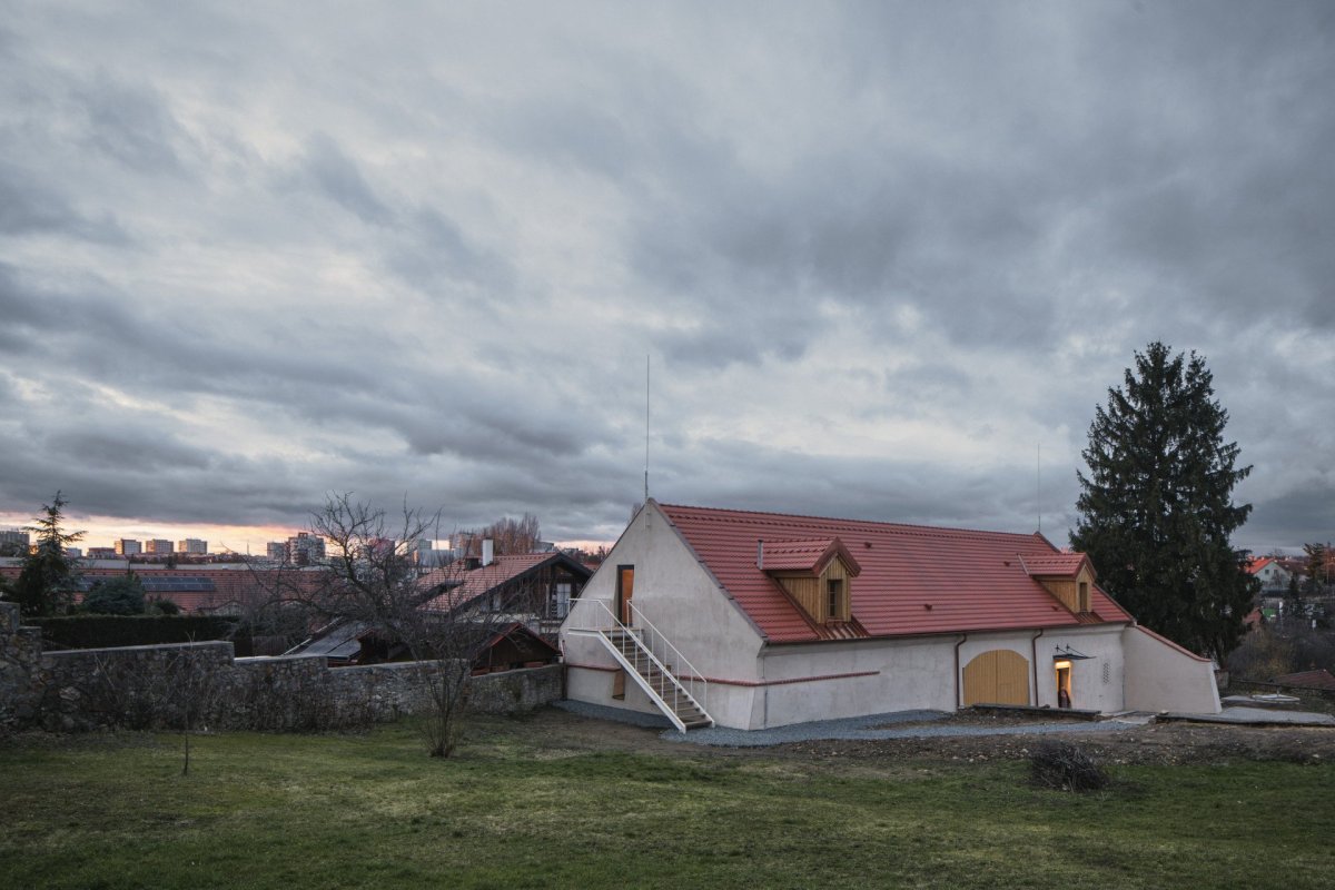 Bývalá farní stodola se proměnila ve farní centrum. 
