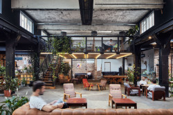 Prostor kavárny se nachází v prvorepublikové industriální hale v holešovickém bloku