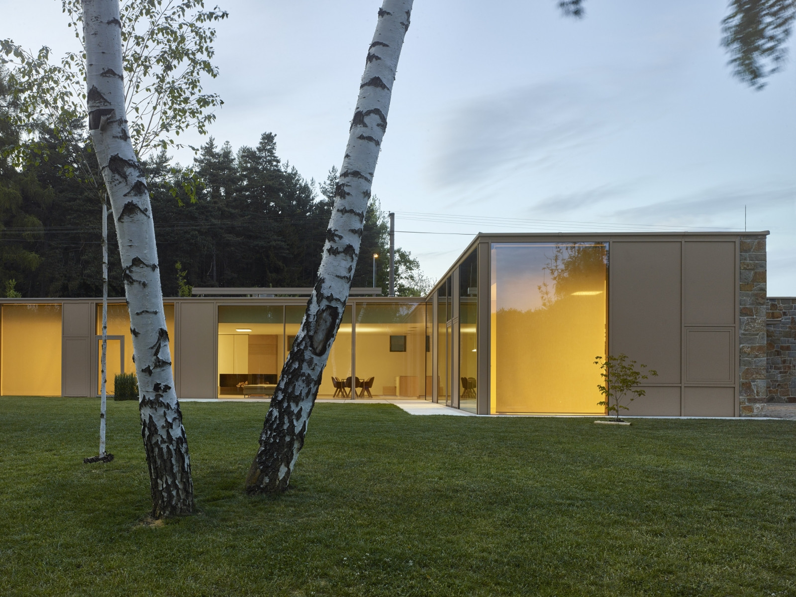 Dům u lesa a rybníka v Habartově u Sokolova od studia JRA Jaroušek Rochová architekti, realizace 2020