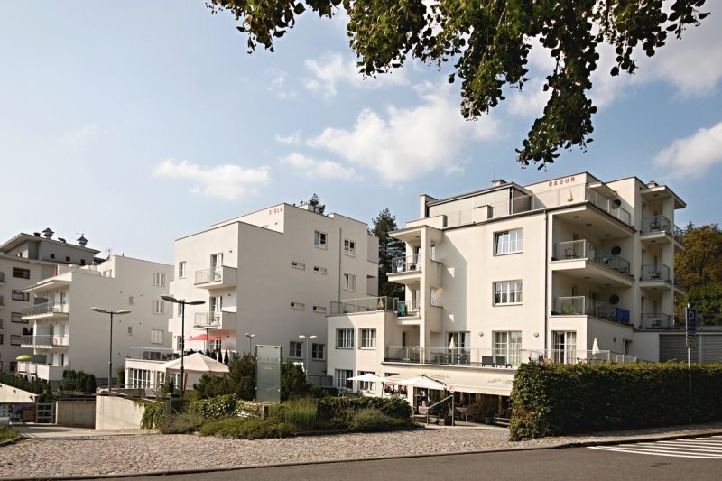 Moderní architekturu v Luhačovicích reprezentuje také jedinečný soubor&nbsp;Bílá čtvrť, který vypracoval slavný Bohuslav Fuchs