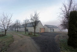 Výsledkem je srostlice tří objektů uspořádaných do tvaru písmene U, jak to na místě bylo kdysi. (Usedlost na Slapech, edit! architects)