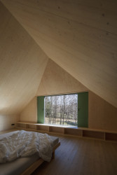 Pohled do ložnice (Chata na Šumavě, ateliér Markéty Cajthamlové)