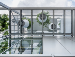 Celkem roste v budově a jejím okolí 160 stromů, a to ve velkých květináčích. Většina z nich je umístěna na roštech před fasádou