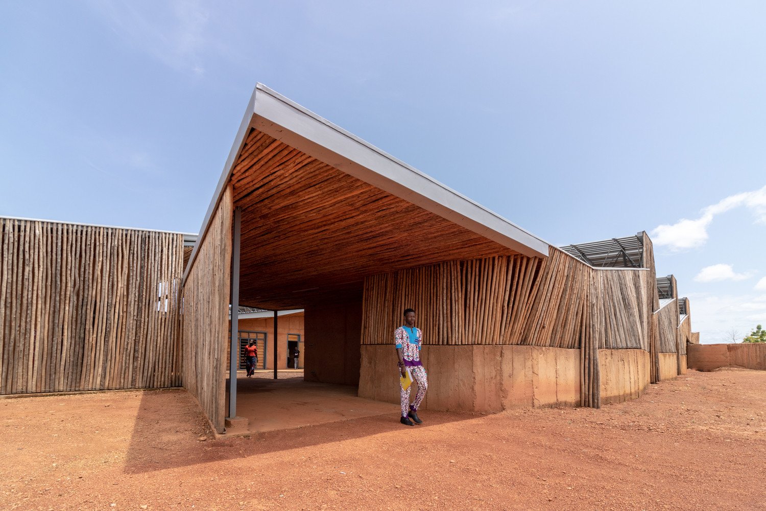 Francis Kéré realizování sociálně odpovědné architektury v regionech, které se potýkají s humanitárními problémy však nikdy neopustil. Dokazují to jeho poslední realizace, mezi něž patří i Technologický institut Burkina z roku 2020.