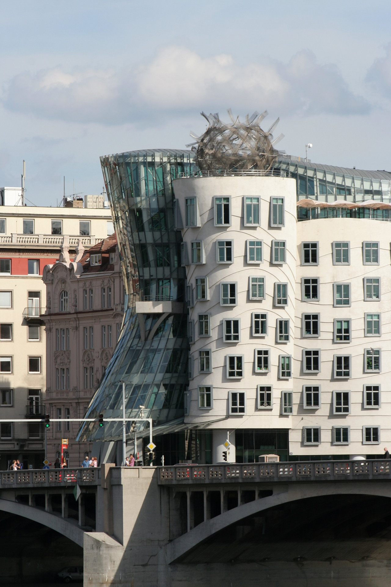 Tančící dům v Praze, Vlado Milunić + Frank Gehry, 1990-96