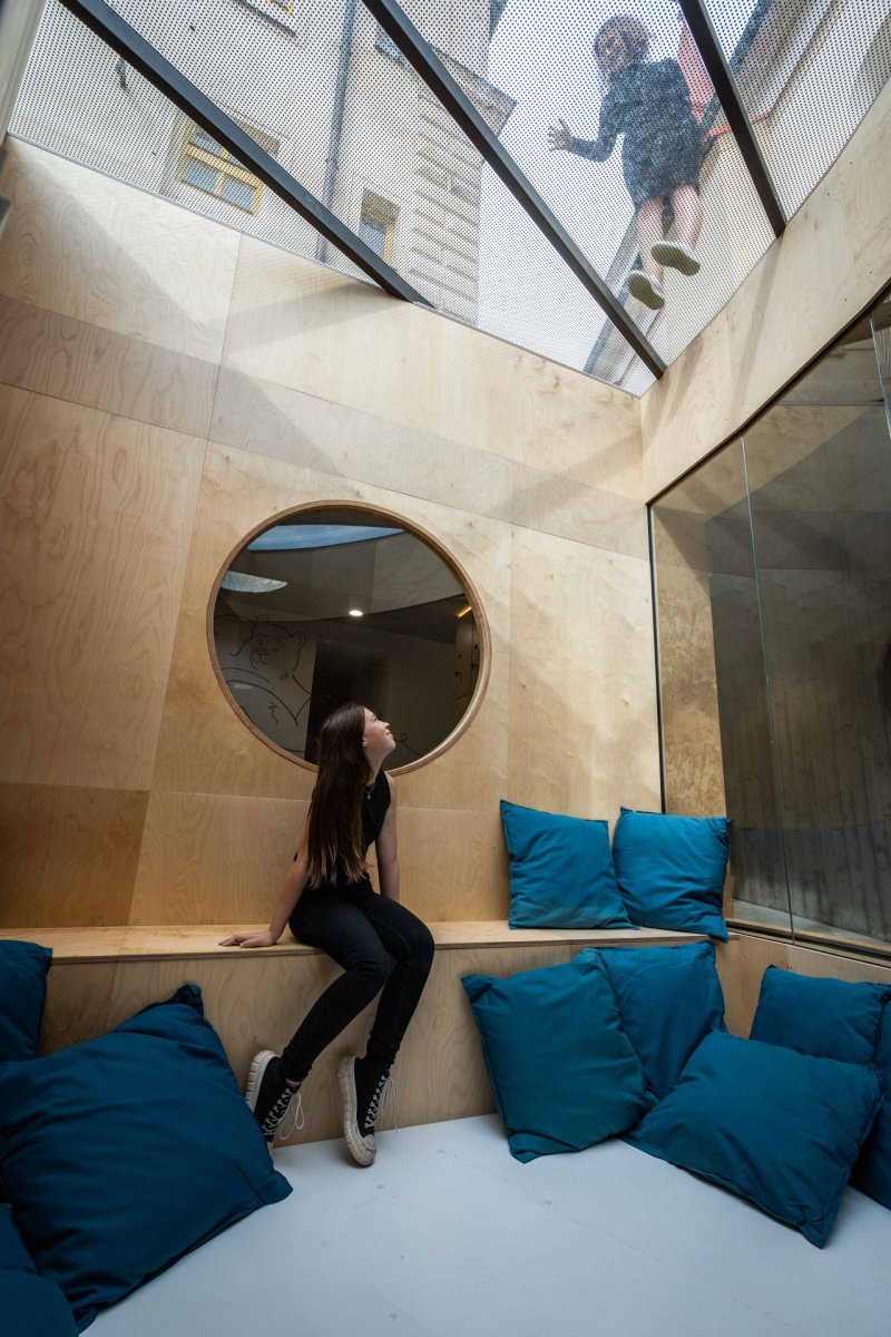 Světlo sem pouští velký světlík.(Nízkoprahový klub Relax,atakarchitekti)
