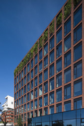 V Gdaňsku vyrostla administrativní budova s cihlovou fasádou navržená architekty Marcinem Woyciechowskim, Tomaszem Piechotou a Radosławem Orłowskim