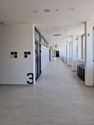 Škola v Českobrodské ulici od ECOTEN: Pohled do chodby