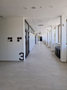 Škola v Českobrodské ulici od ECOTEN: Pohled do chodby