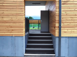 Architekti ze studia Liprojekt doplnili sportovní areál v obci Vidče o bufet s posezením a kryté pódium