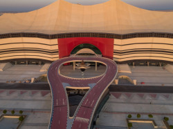 Architekti stadion pojali s odkazem na tradiční stany kočovníků blízkovýchodního regionu – po těchto stanech je také pojmenován. Stavba disponuje plně zatahovací střechou, tak aby měli fotbalisté i diváci co nejlepší klimatické podmínky – v létě tady totiž teploty dosahují až 50 stupňů.