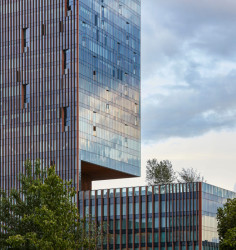 Americké studio SOM realizovalo výškovou budovu nad olympijskou čtvrtí v Londýně. Slouží jako butikový hotel a restaurace, ale najdeme zde i bytové jednotky