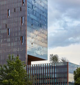 Americké studio SOM realizovalo výškovou budovu nad olympijskou čtvrtí v Londýně. Slouží jako butikový hotel a restaurace, ale najdeme zde i bytové jednotky